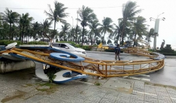 Gió quật đổ cổng chào ở Đà Nẵng, cây đè khiến một người gãy chân