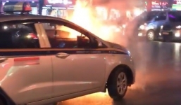 Hà Nội: Ô tô bất ngờ cháy như đuốc khi đang lưu thông trên đường