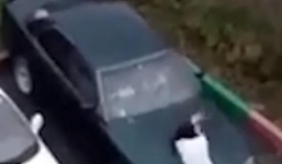 Ly hôn, vợ dùng chảo đập phá xe chồng giữa phố