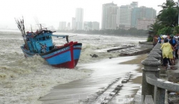 Bão số 12: Điều gấp tàu cảnh sát biển đang trực APEC đi cứu 11 thuyền viên gặp nạn