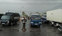 Hàng trăm người dân Quảng Bình mang ô tô bao vây trạm BOT đòi bỏ thu phí