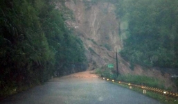 Giải cứu thành công 30 người mắc kẹt trên đèo Tà Lương vì núi lở