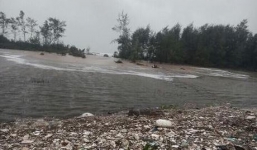 Thừa Thiên - Huế: Nước lũ đổ về nhanh làm 100m đê bị vỡ, QL1A tê liệt nhiều giờ