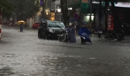 Trung tâm thành phố Huế ngập sâu trong biển nước do ảnh hưởng của bão số 12