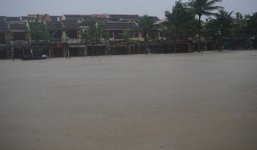 Sau bão, lũ ngập khắp các tỉnh miền Trung, nhiều khu vực bị chia cắt