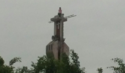 Cô gái trèo lên tháp chuông cao hơn 20 m ngồi suốt 2 ngày chưa chịu xuống