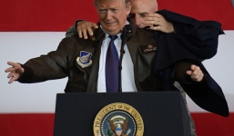 Trump khoác áo Tổng tư lệnh Mỹ, gửi thông điệp cứng rắn tới Triều Tiên