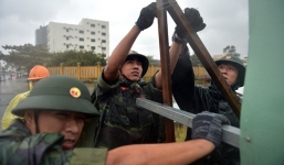 Quân, dân Đà Nẵng đội mưa dọn dẹp vệ sinh trước giờ khai mạc APEC