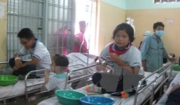 84 học sinh bị ngộ độc thực phẩm phải nhập viện vì ăn đồ từ thiện