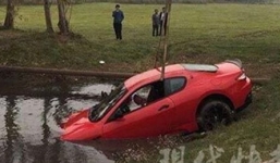 Cô gái lao siêu xe 7 tỷ xuống ao vì mải đọc tin nhắn