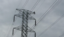 Thanh niên nghi ngáo đá trèo lên trụ điện cao gần 100m, ngồi gần 3 tiếng