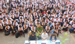 TP.HCM: Tiết chào cờ đặc biệt, học sinh nghe xử án bạo lực học đường tại sân trường
