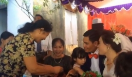 Hài hước cảnh đám cưới nhận tiền mừng như tiền quyên góp