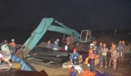 Giải cứu 131 công nhân bị lũ vây giữa sông Thu Bồn