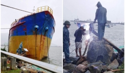 Cứu hộ thành công 10 thuyền viên trên tàu chở than bị sóng đánh dạt ra biển