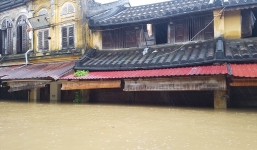 Hội An nước ngập đến nóc nhà, người dân và du khách cuống cuồng chạy lũ