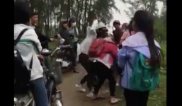 Nhiều người chứng kiến 3 nữ sinh đánh bạn túi bụi trong rừng nhưng không ai can ngăn