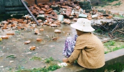 Xót xa hình ảnh cụ bà neo đơn ngồi thất thần trước căn nhà bị đổ sập sau cơn bão số 12