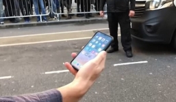 Dân tình đứng chờ mua iPhone X náo loạn vì có anh chàng vừa mua được máy đã tung lên trời cho rơi xuống đất