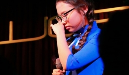 Phương Mỹ Chi lên tiếng khi mẹ bị khán giả mắng vì thị phi