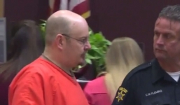 Thuê gái mại dâm đến thoát y trước cổng nhà hàng xóm suốt 4 năm