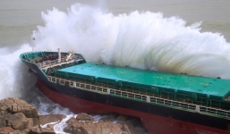 Tìm thấy 8 thi thể thuyền viên trong vụ bão 'nuốt chửng' 9 tàu hàng