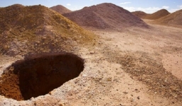 Kỳ lạ thị trấn gần 2000 cư dân sinh sống dưới 'hố tử thần' này