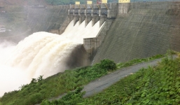 Hồ thủy điện lớn nhất Quảng Ngãi bắt đầu xả lũ trong đêm