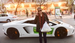 Lái siêu xe Lamborghini đi giao bánh bao để 'đảm bảo vệ sinh an toàn thực phẩm'