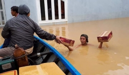 Ngày thứ 3 dầm mình trong nước, người dân vùng lũ nhận mỳ tôm cứu đói