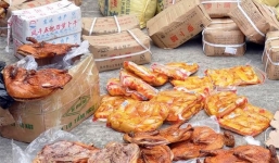 Phát hiện 2 xe tải vận chuyển thịt gia cầm quay sẵn và bánh kẹo nhập lậu