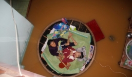 Xót xa cảnh mẹ già 72 tuổi neo thúng giữ con trai bại liệt giữa lũ