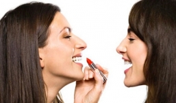 Cô gái bất ngờ bị lây bệnh tình dục khi dùng chung son môi