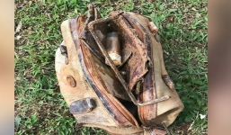 Tưởng câu được cá lớn, cậu bé không ngờ mình vớ được chiếc túi, kinh ngạc hơn nữa khi mở ra xem