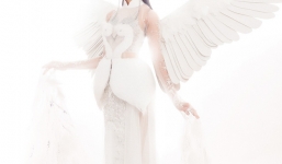 Á hậu Thùy Dung hóa thân thành nàng tiên trong trang phục truyền thống tại Miss International 2017