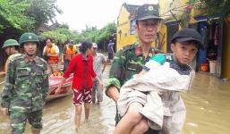 Vượt lũ dữ, bộ đội dùng ca nô đưa người nghi viêm ruột thừa đi cấp cứu