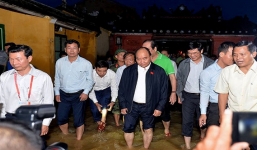 Thủ tướng lội nước vào phố cổ Hội An động viên người dân vùng lũ