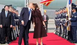 Vợ chồng Tổng thống Trump tình tứ giữa chốn đông người ở Hàn Quốc