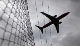 Phát hiện chồng ngoại tình, vợ lao vào đánh tới tấp khiến máy bay phải hạ cánh gấp