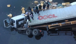 Xe đầu kéo húc tung lan can cầu lao xuống sông, tài xế tử nạn