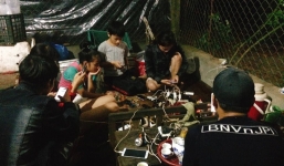 Huế: Người đàn ông chạy máy nổ phát điện cho bà con vùng lũ sạc điện thoại miễn phí