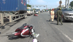 Để con nhỏ vặn ga xe máy khi chờ đèn đỏ, 2 mẹ con bị ô tô tông văng hơn 10m nguy kịch