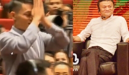 “Fan cuồng” vái lạy Jack Ma mang gì tặng thần tượng?