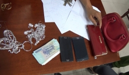 Đang đổ xăng, người phụ nữ bị cướp 300 triệu đồng