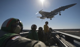 Chiến đấu cơ Mỹ đâm trúng một thủy thủ trên tàu sân bay