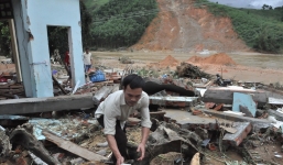 Thảm họa hy hữu: Sạt ở bên kia sông, 4 ngôi nhà bên này sông bị xóa sổ