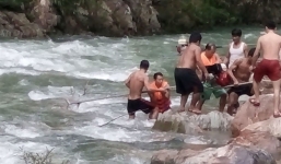 10 kiểm lâm viên thoát nạn trở về sau khi truy quét lâm tặc bị mắc kẹt trong rừng