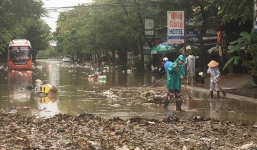 Sau mưa lũ kinh hoàng, thành phố Huế ngập trong bùn và rác thải
