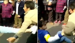 Bị bố mẹ tịch thu điện thoại, cô bé vẫn hung hăng giơ chân lên đạp thẳng vào người bố 