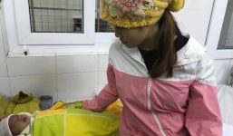 Bé gái 16 ngày tuổi loét thủng giác mạc hai mắt vì người nhà nhỏ sữa mẹ vào mắt